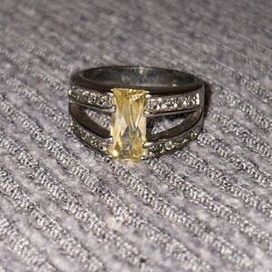 Vintage 18K GE signed size 6.5 chunky ring w center yellow stone & rhinestones